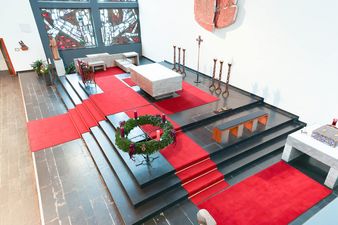 [Translate to Französisch:] Altarraum Floersheim